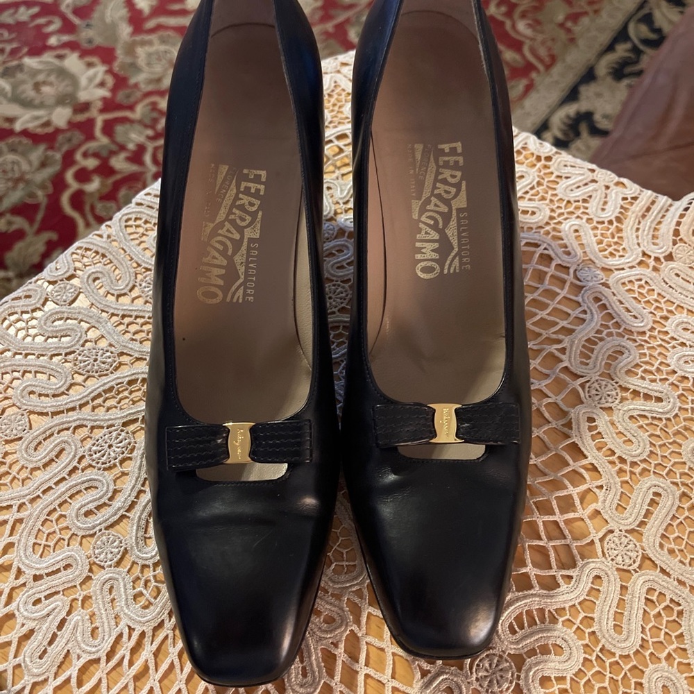 Salvatore Ferragamo Black Leather & Gold Bow Pumps 3" Block Heel 10AAA Vintage